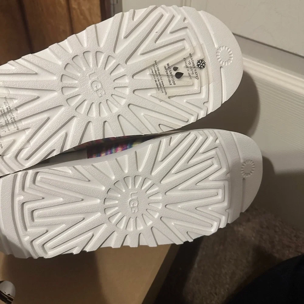 UGG WOMEN’S CLASSIC CLEAR MINI PIXELATE: WHITE/GREEN: NIB: SZ 6